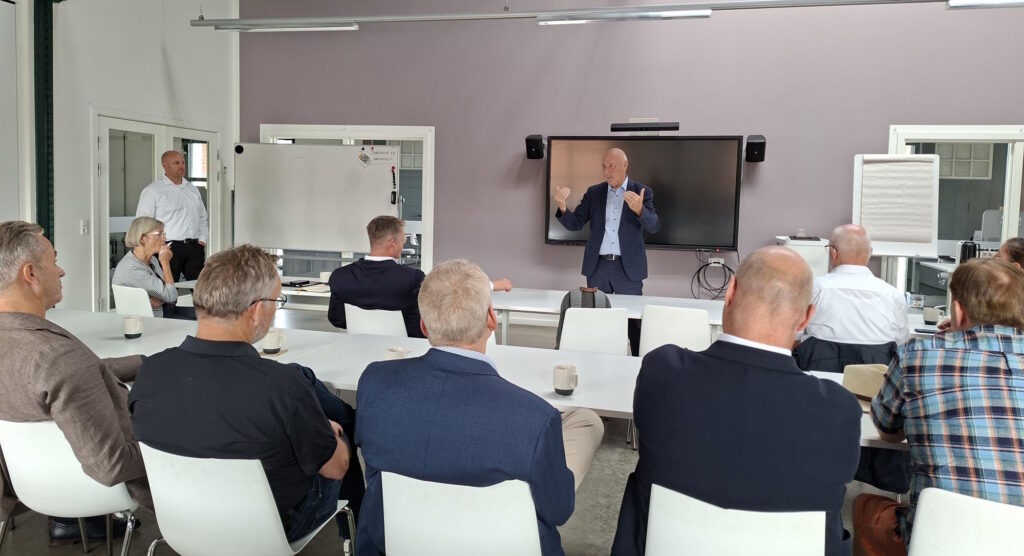 Formand Michael Svane på møde i Havnekommissionen 18. august 2026